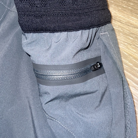 Under Armour peak woven shorts. Size L. NWT - Picture 4 of 5